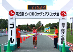 総合優勝の男女に来年の大会参加料を無料で招待